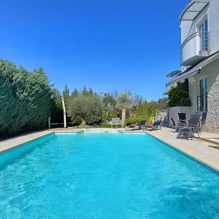 아파트 Neva Luxury With Private Pool 풀라