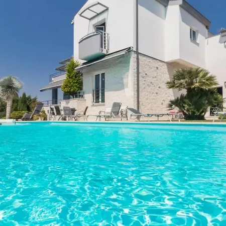 Neva Luxury With Private Pool 풀라